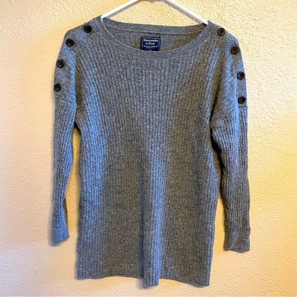 Abercrombie & Fitch Tops - Abercrombie & Fitch Sweater